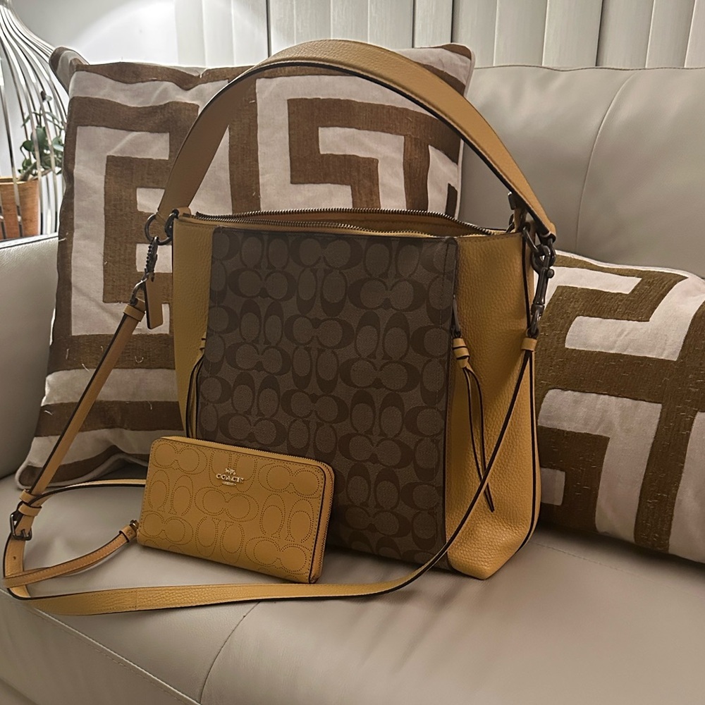 Coach Tan and Brown Signature Shoulder Bag/Crossbody with matching wallet - Picture 8 of 14